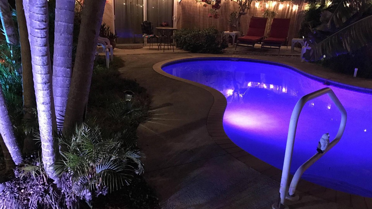 Southside Cottage | Private 2+1 -Room Pool House - walk to waterfront ! Heated salt water pool.