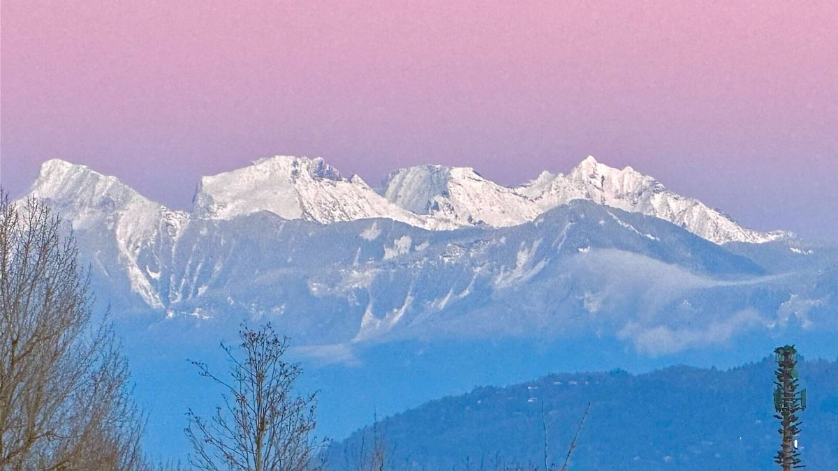 Hatzic House | Private 2-bed+1 Bath suite across Fraser River & with majestic views of Mt Cheam