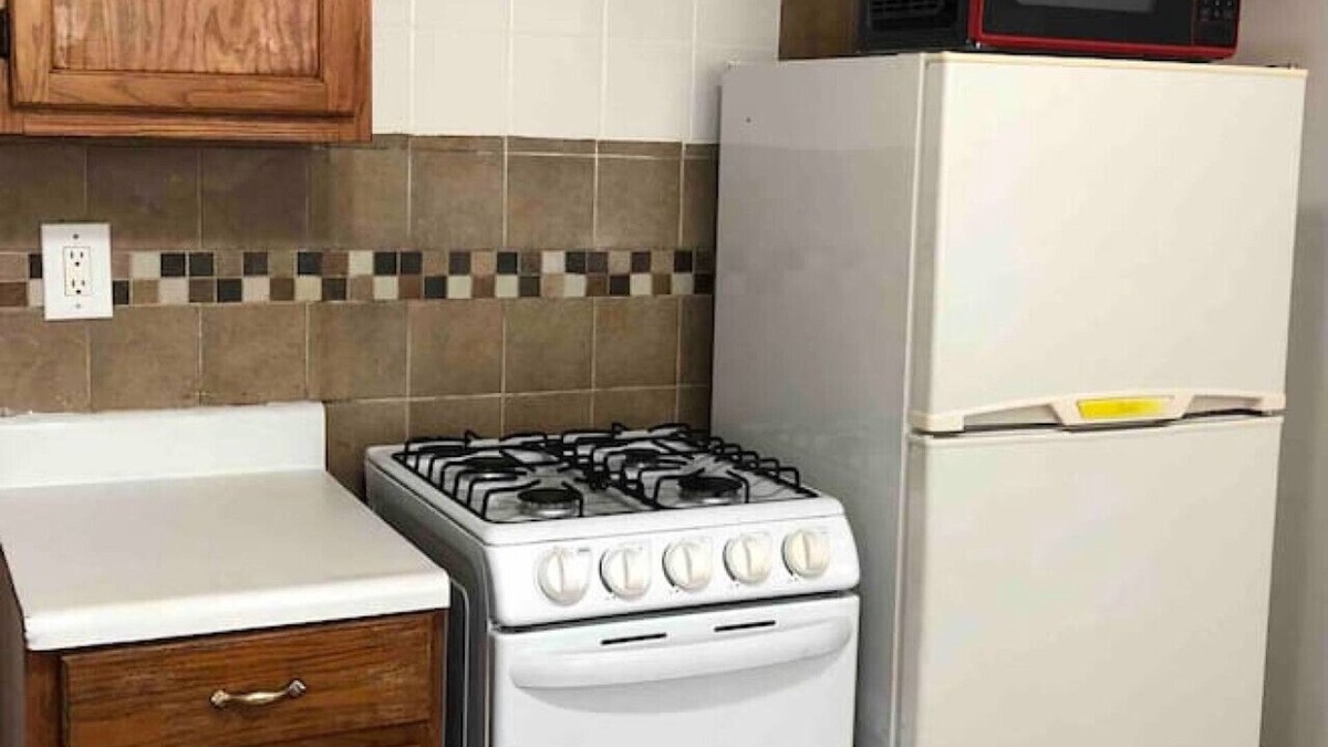 Perth Amboy House | Private 2 bedroom and 1 bathroom house in a quiet area and convenient to NYC bus/train