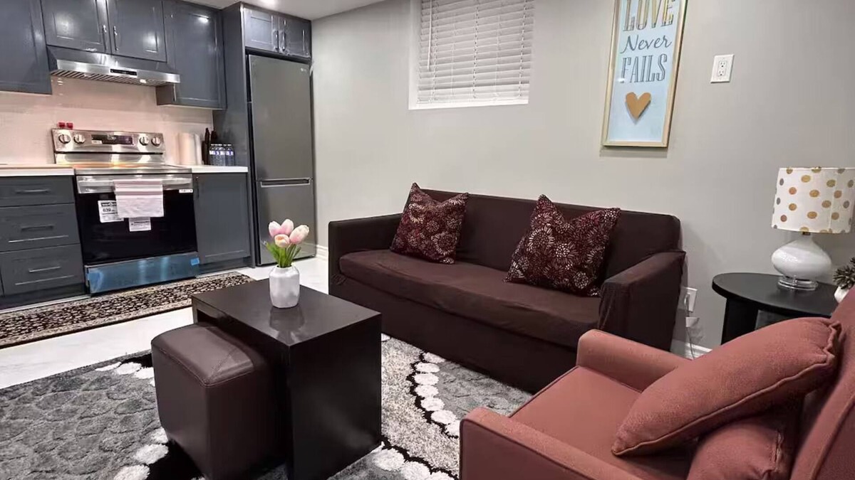 Pickering House | Private 2 bedroom Unit, Private entry, 2 parking- pet/smoke free