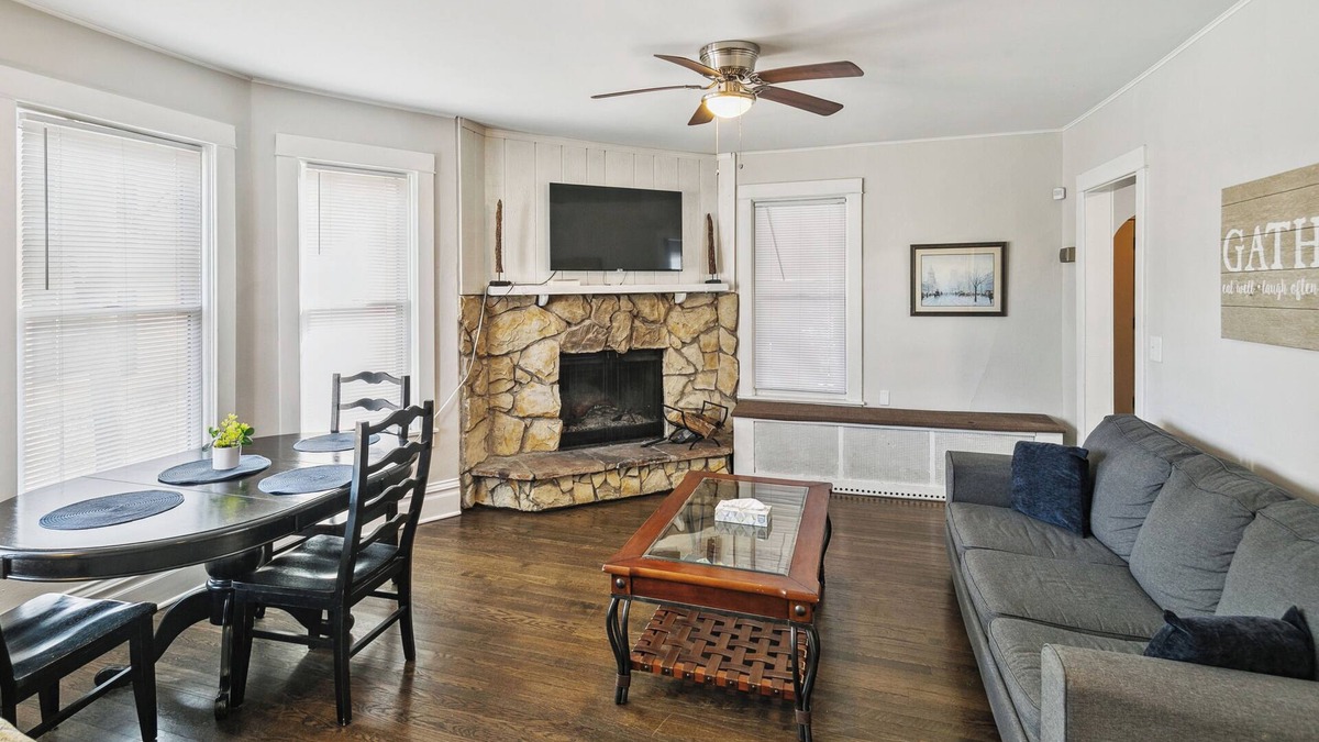 Libertyville Apartment | Private 2 Bedroom Walk to downtown Libertyville
