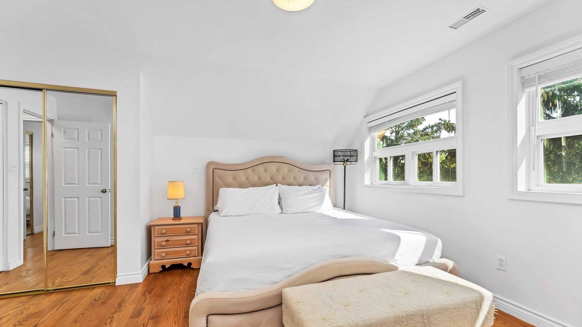 Burlington Apartment | Private 2bdrm unit with ensuite Laundry - U5A