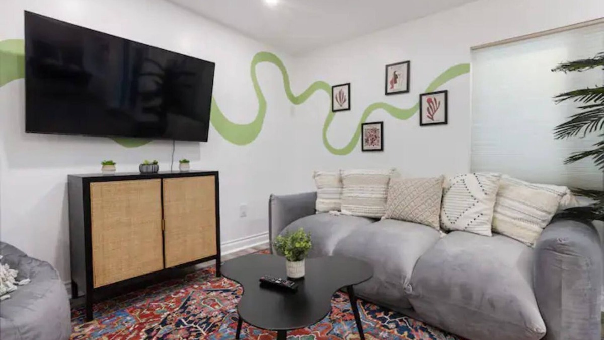 Hawthorne House | Private 2BR + Hot Tub & FirePit - Workspace, Parking & Mins to LAX, SoFi, Beach