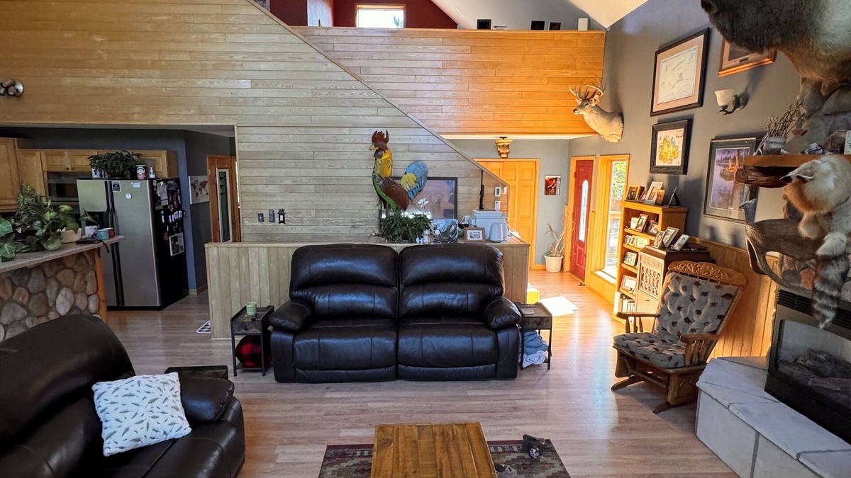 Cook House | Private 3bdrm Home 1/4 mile from Vermilion w/Sauna/Log Bar/Attached Garage