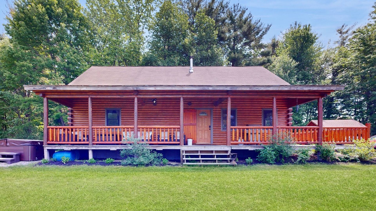 Scarborough House | Private 3BR waterfront home, hot tub, pool table, sandy beach, BBQ, w/d, wifi