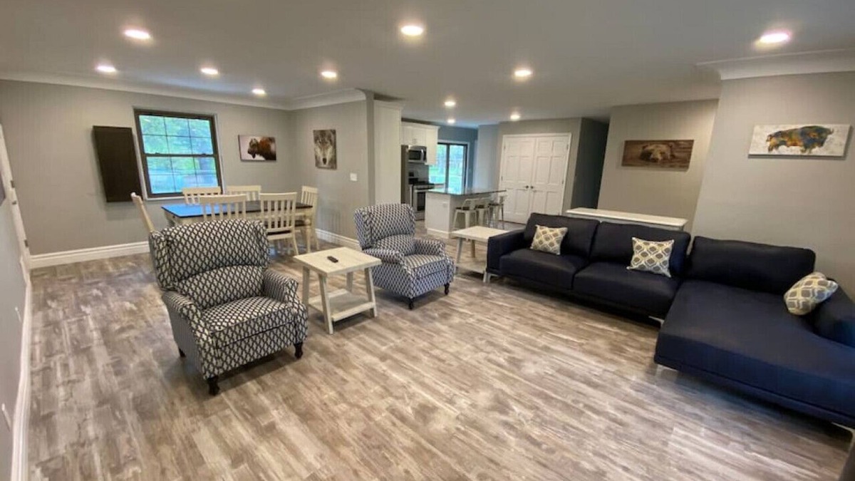 Caseyville House | Private 4 Bedroom Home with a hot tub