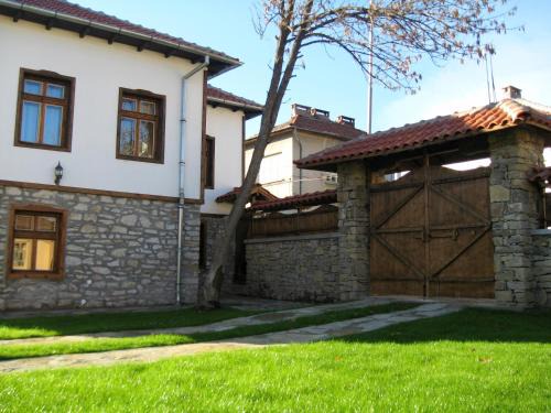 Dryanovo House | Private 4BR-2BA guest House Dryanovo with Pool and FREE Parking