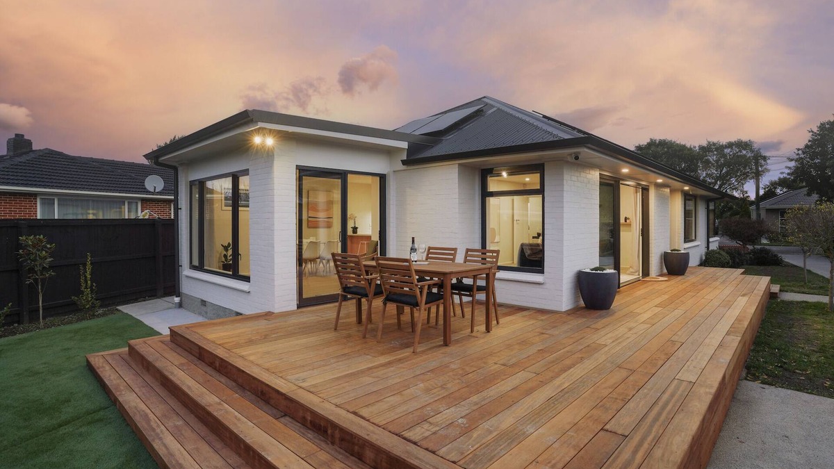 Christchurch House | Private, 4BR, Family-Friendly, Free Parking near Airport