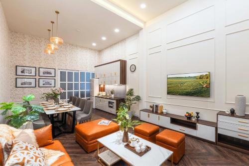 Downtown Ho Chi Minh City House | Private 5-6BRs house - Walk to BenThanh, BuiVien by Gon De Home