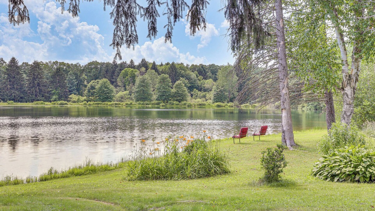 Grove City House | Private 5-Acre Lake: Pet-Friendly Grove City Home