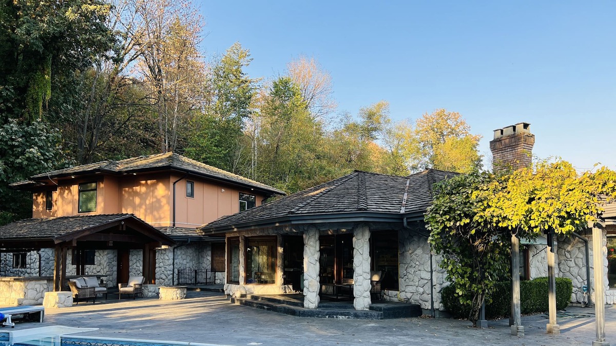 Lower Sumas Mountain House | Private 6 bedroom home with pool & hot tub