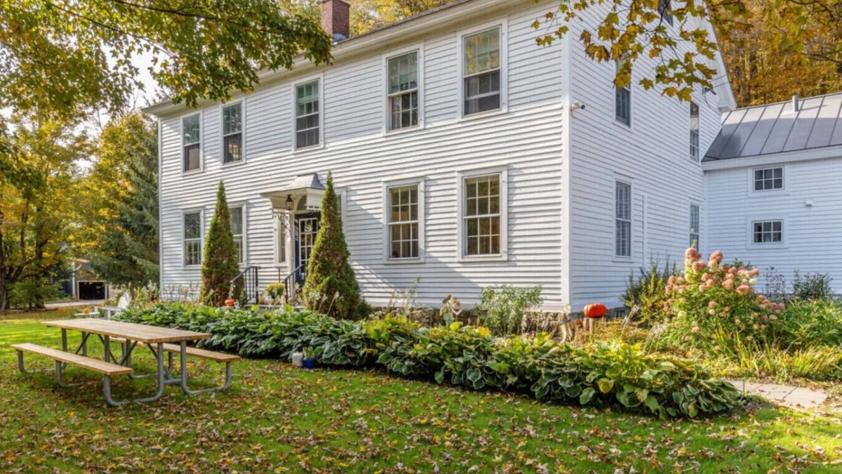 Bread Loaf Bed & Breakfast | Private 6-Room Vermont Inn for Groups – Daily Breakfast & Local Beers and Wines