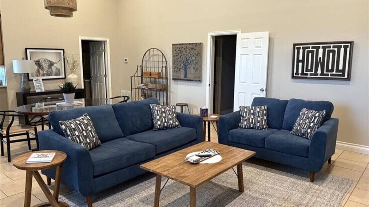 Plainview House | PRIVATE! 900 SF Charming & Spacious Barn-dominium Experience