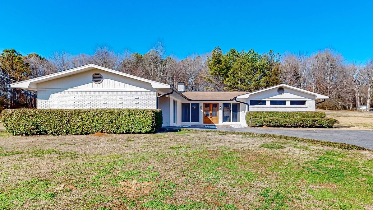 Calhoun House | Private acreage with mountain views, alfresco dining, & grill - near Webb Lake