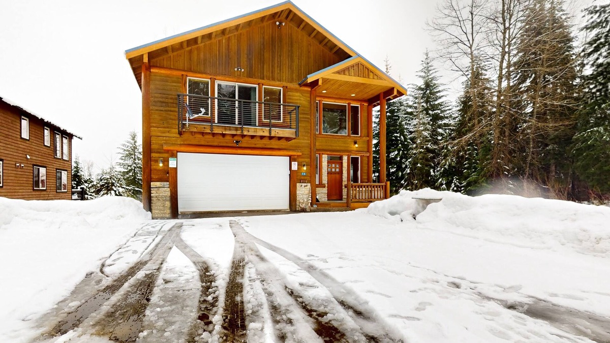 Hyak House | Private all-season cabin within walking distance of the lifts, fireplace, & deck