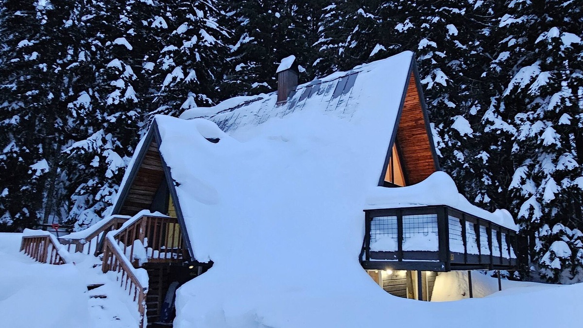 Hyak Cabin | Private, alpine modern A-frame near lake & lifts with firepit & wood stove
