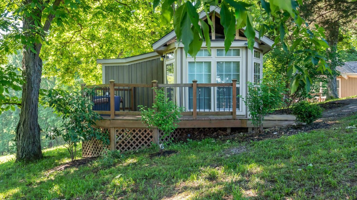 Paoli Cottage | Private and Cozy Cottage with Spectacular Hilltop Views - Seasonal Pool &Hot tub