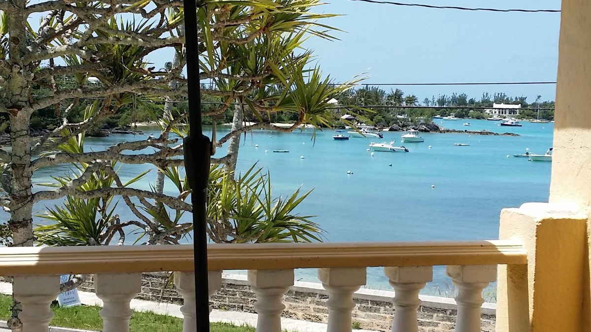 Somerset Village Apartment | Private and Dreamy.Balcony, Wine, Sunset, Upstairs with its own entrance!