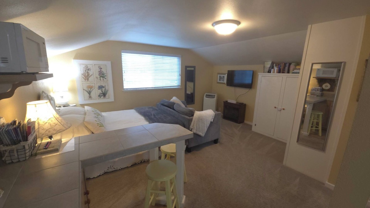 Puyallup House | PRIVATE and PEACEFUL living unit, with a view of Mt. Rainier. Close to downtown.