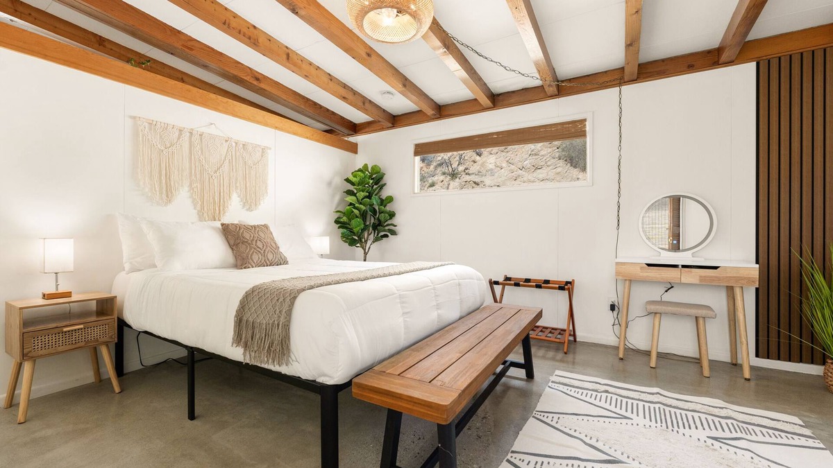 Morongo Valley House | Private and secluded desert cabin with views. Close to JTNP and Pioneertown