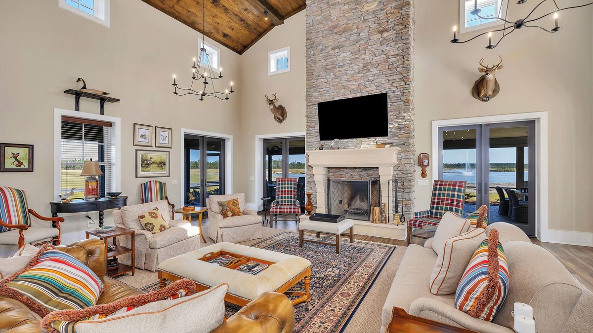 Nahunta Cabin | Private and Spacious 6-bedroom lodge on a lake