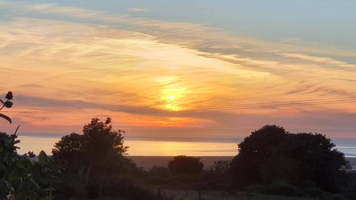 Dinas Apartment | Private Annex with sea views and parking