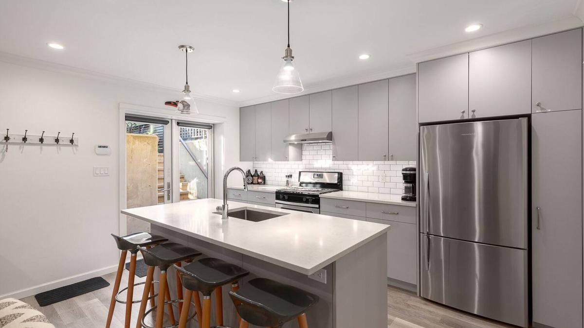 District of North Vancouver Apartment | Private apartment in the quiet community of North Vancouver Lynn Valley