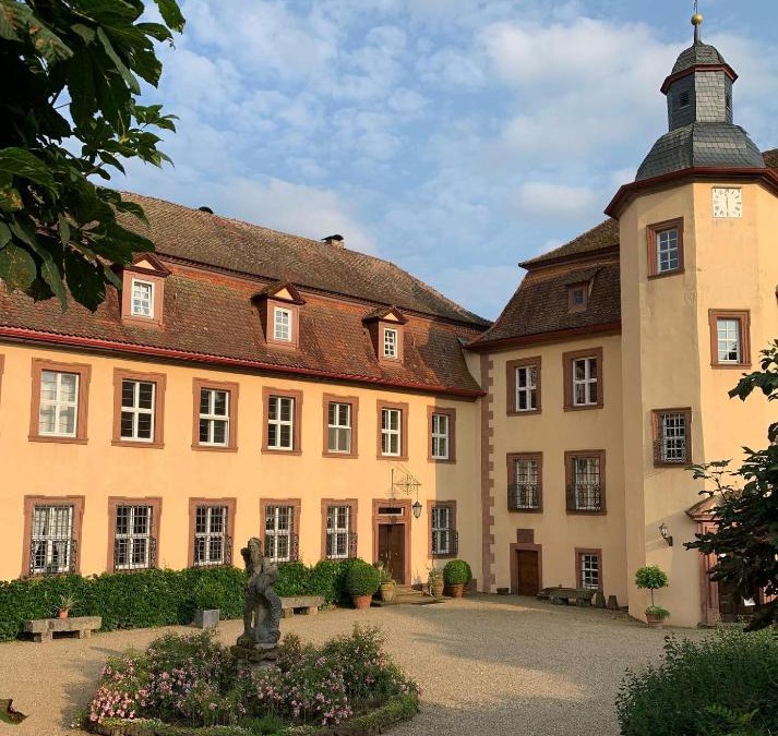 Zeitlofs Apartment | Private apartment in historic castle from 1608 with tenniscourt