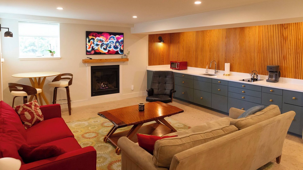 Greenbush Apartment | Private Apartment in Third Cliff Scituate Home .Walk to Beach. Pet Friendly
