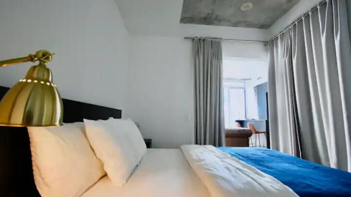 Wellington Place Condo | Private Apartment Toronto Downtown w/CN View + Pool