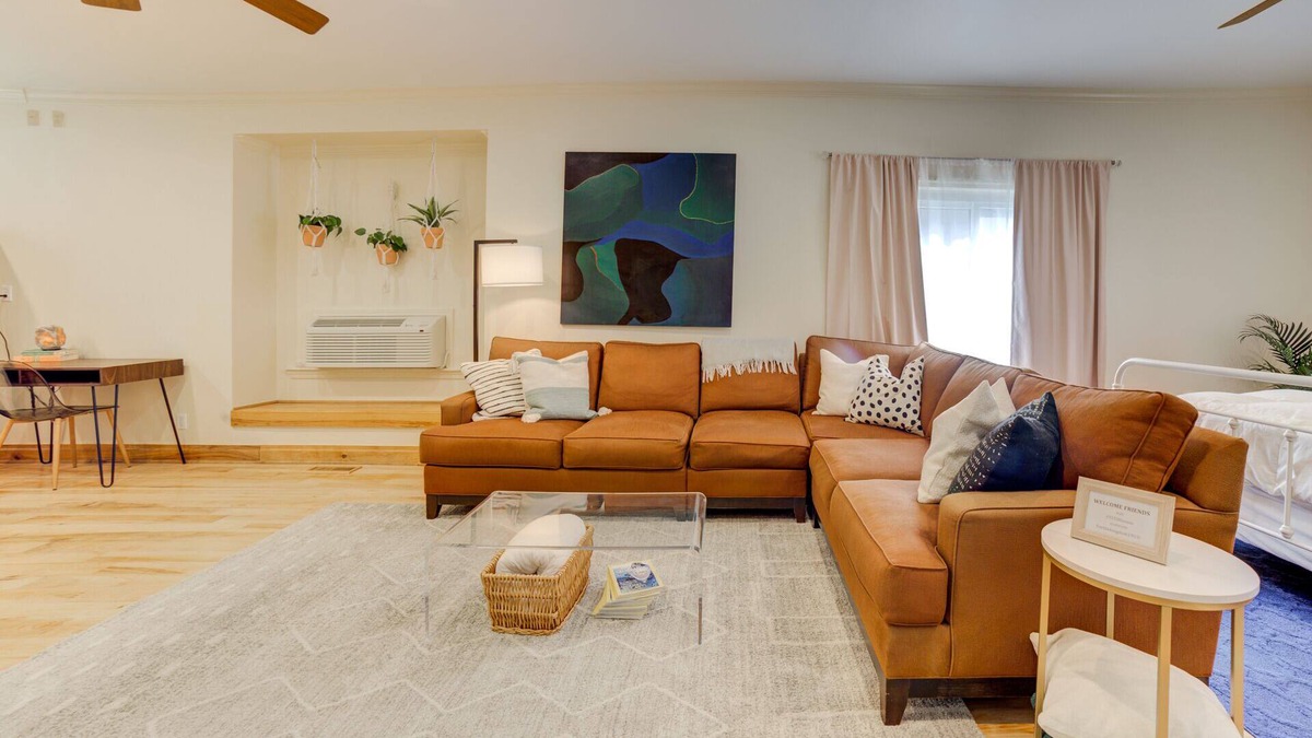 Maple Ridge Apartment | Private Apartment with pool, 5 min to downtown