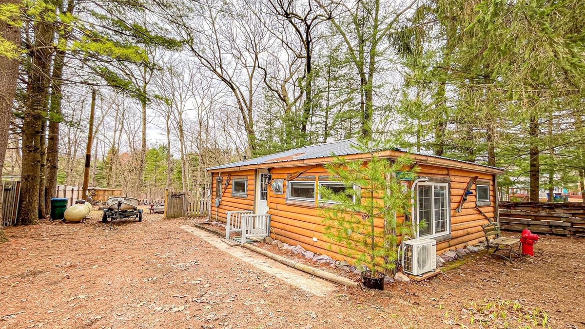 Oxford Cabin | Private,backyard BBQ,campfire, kayak,fish,Wis Dells,UTV,hike,winery,swim,pets,