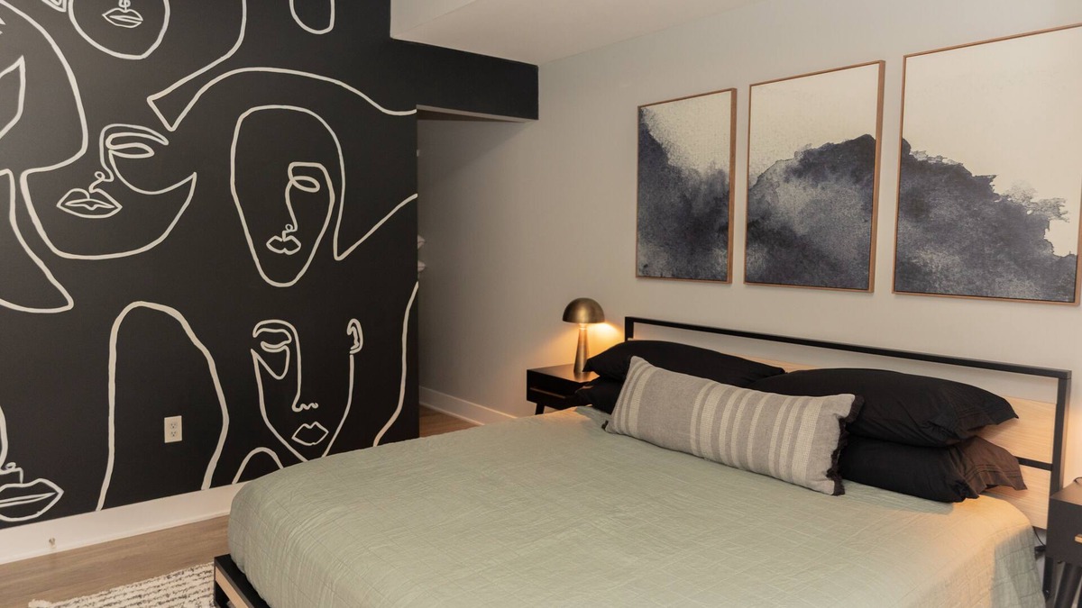 Heartside House | Private Balcony Abstract Apt Dwtn GR w/parking and King Bed