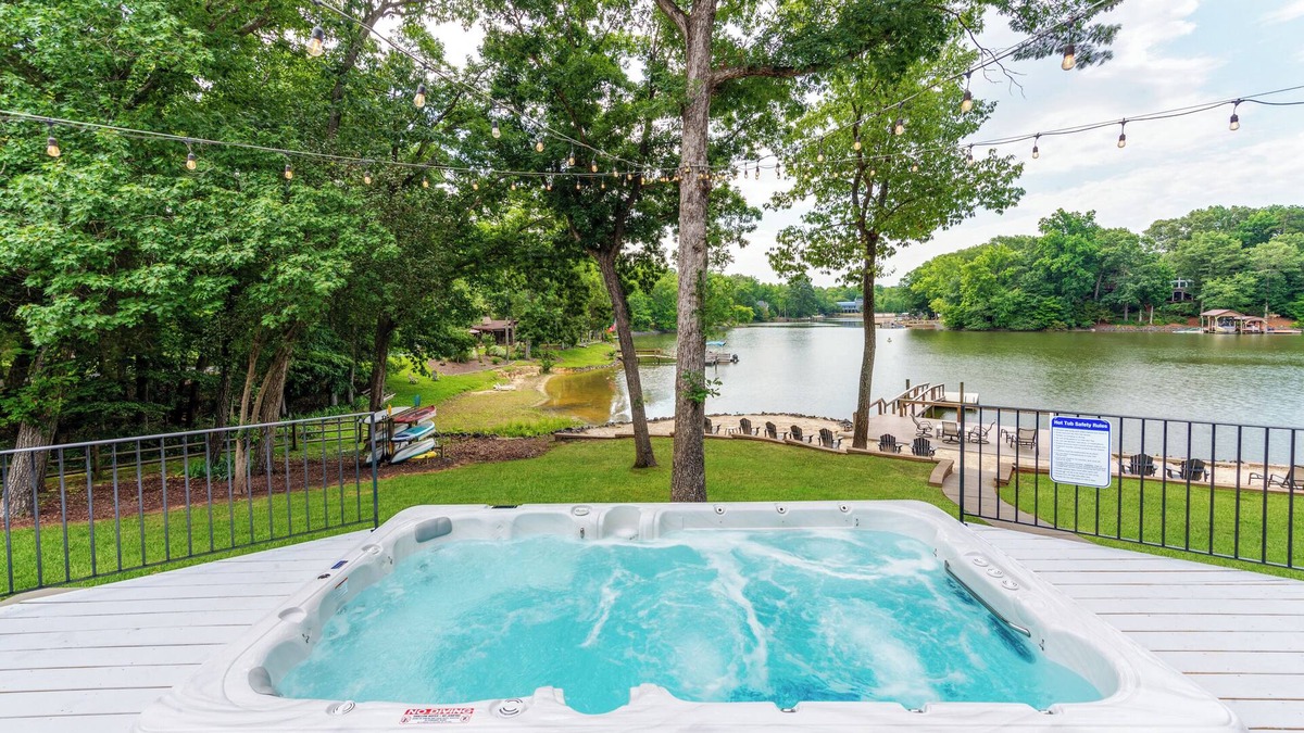 Bowling Green House | Private Beach +Dock + New Elegant Swim Spa, Spacious 6BR/5BA 20 Mins from CLT