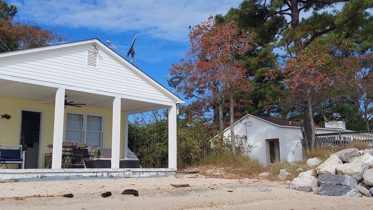 Point Lookout Cottage | Private Beach Front Getaway at The Sunshine Beach Cottage.