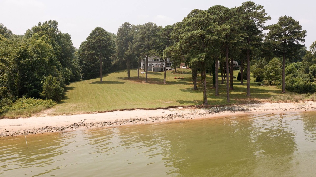Saluda House | Private Beach, Outdoor Living. Kayaks, BBQ, ping pong, more