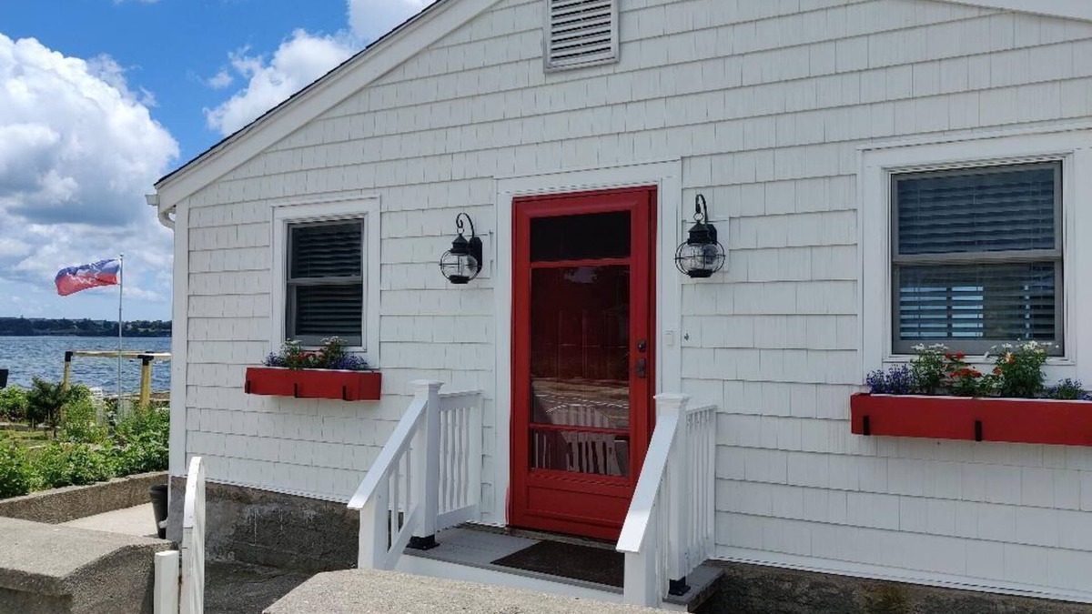 Portsmouth Cottage | Private Beachfront Cottage in Portsmouth, RI