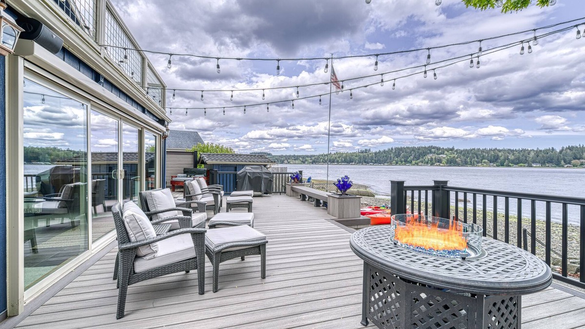 Allyn House | Private Beachfront Home w/Hot Tub - Walk to Restaurants, Coffee and More!