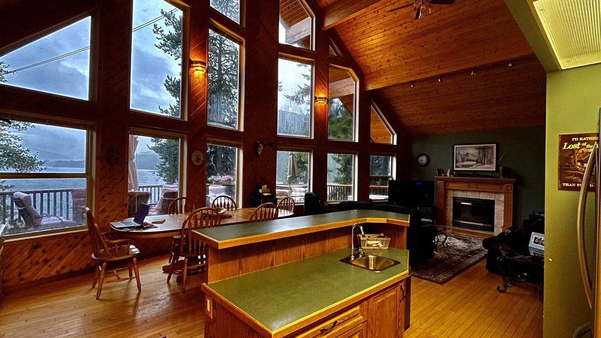 East Kootenay House | Private Beachfront Lakehouse on Moyie Lake, East Kootenays, British Columbia