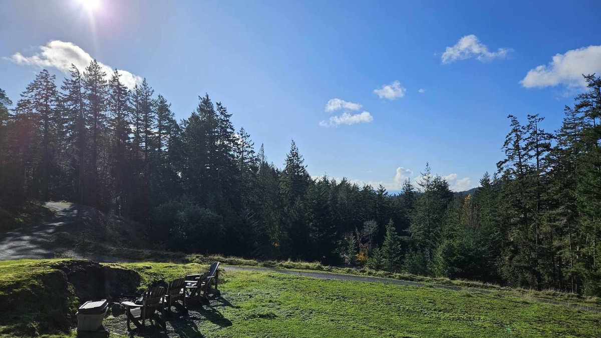 Metchosin Cottage | Private Beachy Cottage in Metchosin close to Trails and Beaches