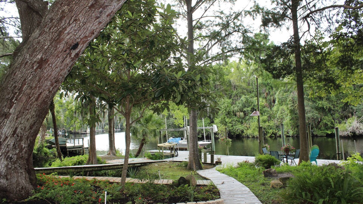 Inglis House | Private, Beautiful & Quiet Guesthouse On The Withlacoochee River