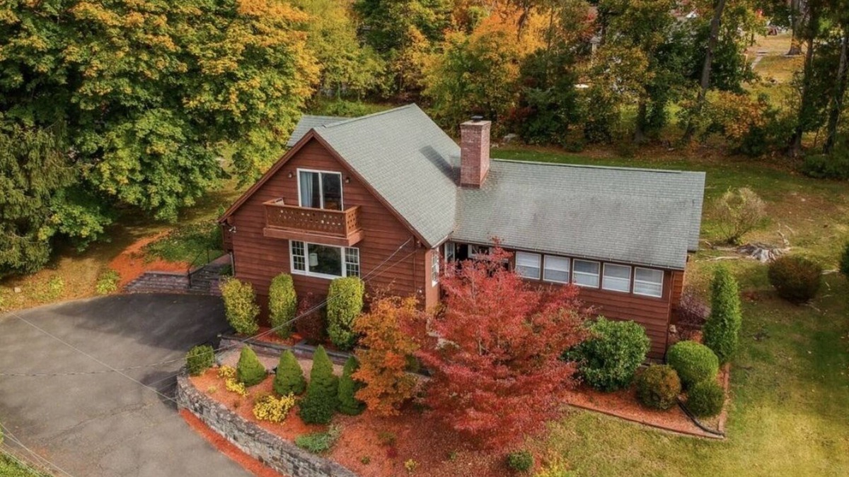 New Fairfield House | Private Beautiful Home - Family Friendly - 1 min. Walk to Candlewood Lake