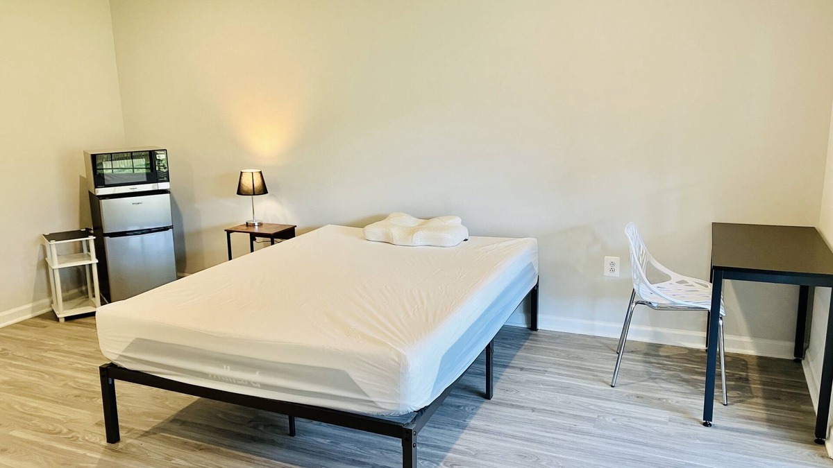 Glen Allen House | Private Bedroom & Bathroom
