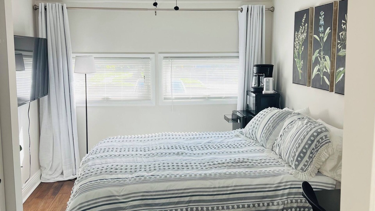 Ewing House | Private bedroom with bathroom-private entrance