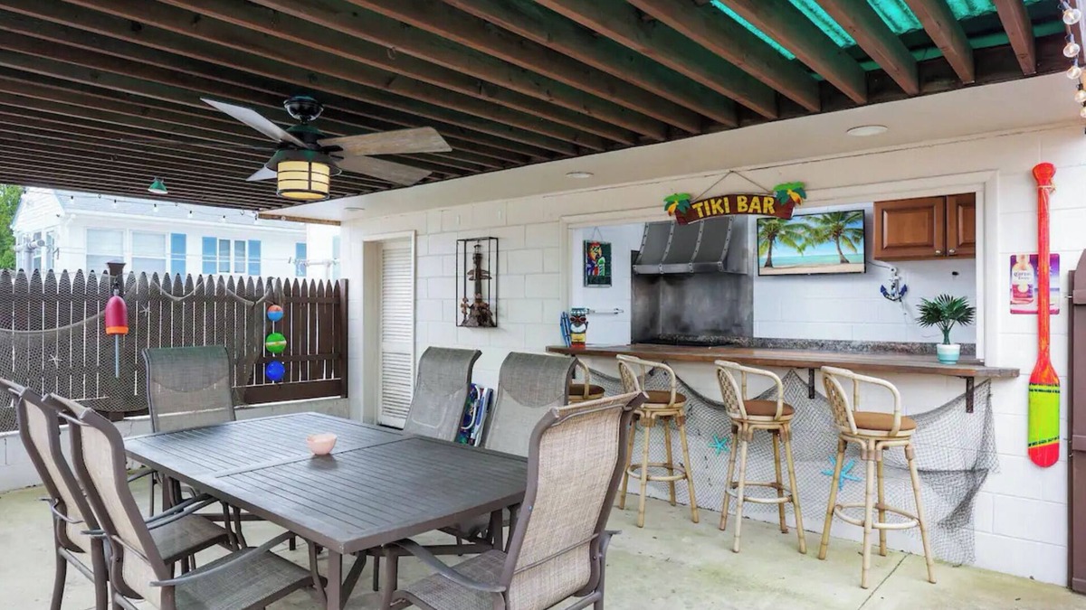 Seaside Heights Cottage | Private bkyd w/tiki Bar, Linens + towels included, Walk to beach. 4 beach badges