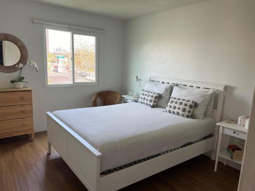 Queens House | Private BR,BA,KIT, LR 9 Mins to Beach