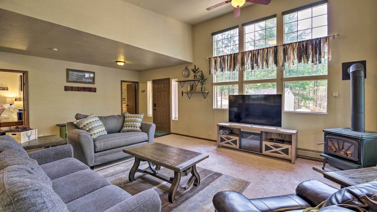 Garden Valley Cabin | Private Cabin, 5-Min Drive to Hot Springs & Golf!