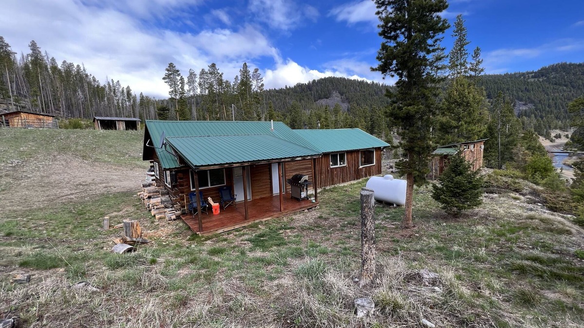 Powell County Cabin | Private cabin bordering national forest