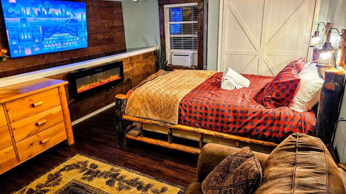 Clearfield Cabin | Private Cabin, Breakfast, Dbl Tub, 75"TV, Kayak, WD, BBQ