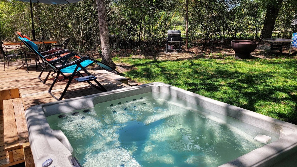 Navasota Cabin | Private Cabin in the woods with Hot Tub in Aggieland 5 minutes -College Station